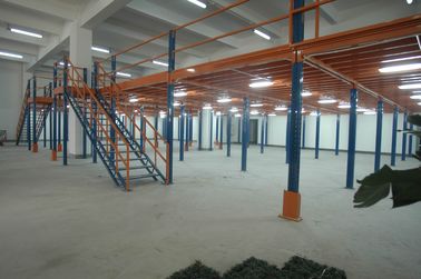 βαρέων βαρών βιομηχανικά πατώματα ημιωρόφων, πλατφόρμα βιομηχανίας μερών αυτοκινήτου με τη γέφυρα χάλυβα